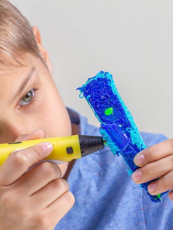 kids creating with 3d pen