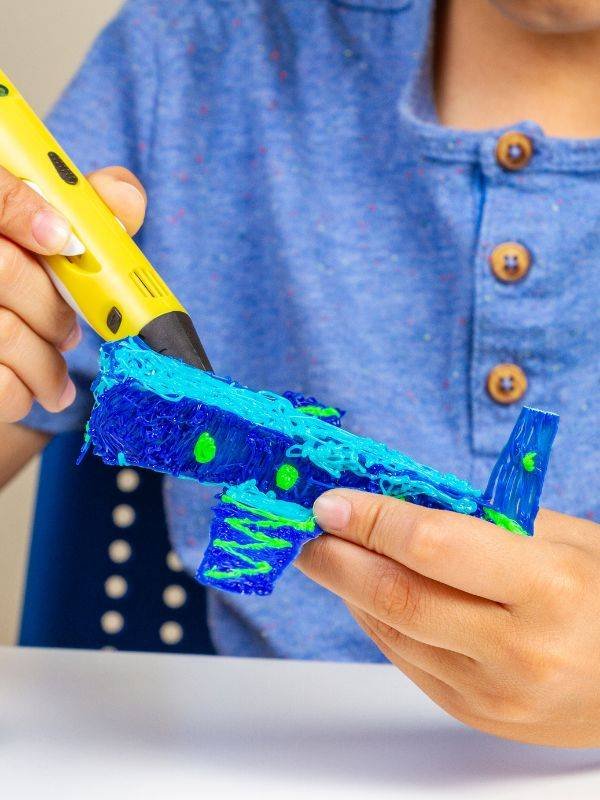 kids creating with 3d pen